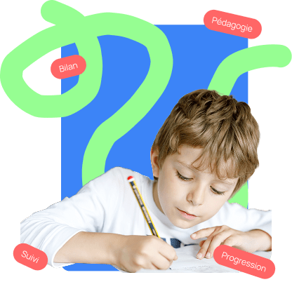 Petit garçon qui soigne son écriture