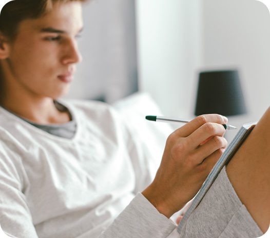 Adolescent qui fait ses devoirs