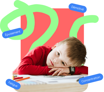 Petit garçon fatigué pendant ses devoirs